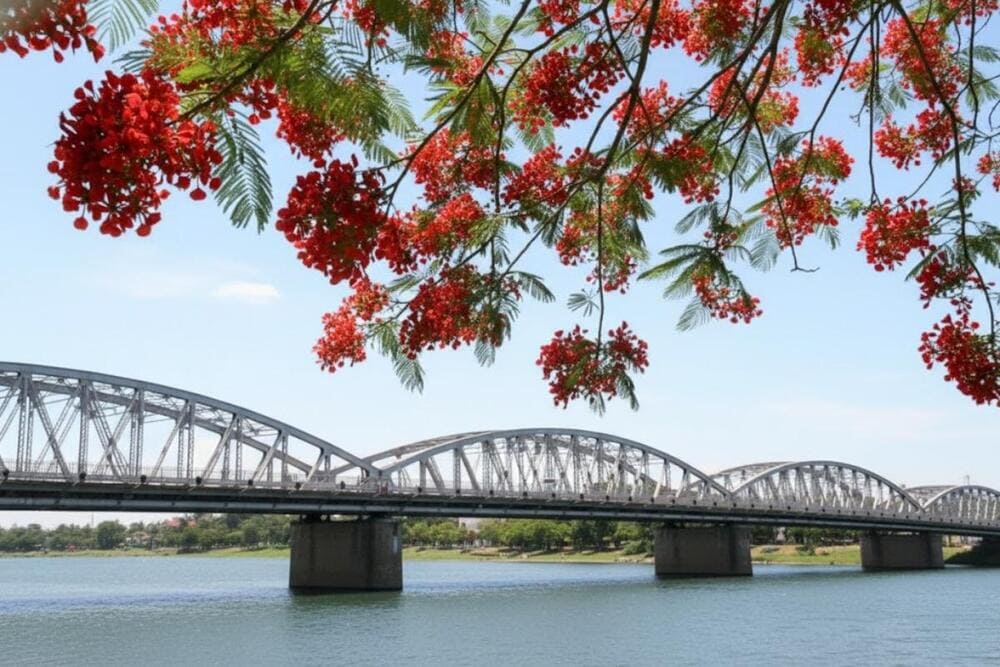 Cầu Trường Tiền là điểm đến lịch sử mang tính biểu tượng tại Huế